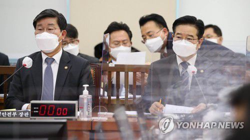 국회 행정안전위원회 출석한 김창룡 경찰청장(서울=연합뉴스) 진성철 기자 = 김창룡 경찰청장(오른쪽)이 18일 국회에서 열린 행정안전위원회 전체회의에 출석했다. 2021.2.18