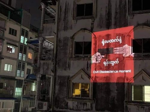 양곤 아파트 벽에 투사된 시민불복종 운동 촉구 그림[이라와디 캡처. 재판매 및 DB 금지]