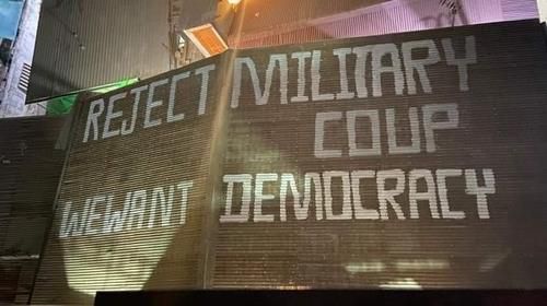 쿠데타를 거부하라. 우리는 민주주의를 원한다'라는 문구가 지붕 위에 적혀있다.[미얀마 뉴스 데이스 트위터 캡처. 재판매 및 DB 금지]