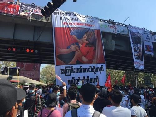 양곤 시내에 피격 당시 상황을 그린 대형 걸개그림이 걸려 있다[이라와디 캡처. 재판매 및 DB 금지]