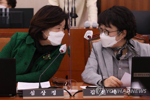 대화나누는 심상정 김진애정의당 심상정 의원(왼쪽)과 열린민주당 김진애 의원이 지난 2020년 12월 24일 국회에서 열린 국토교통위원회 전체회의에서 대화하고 있다. [연합뉴스 자료사진]