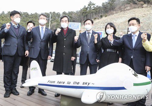 이낙연 대표, 부산 가덕도 방문이낙연 더불어민주당 대표가 지난 2021년 1월 21일 오후 부산 강서구 대항전망대를 방문, 변성완 부산시장 권한대행과 부산시장 보궐선거 출마를 선언한 김영춘, 박미영 예비후보 등과 기념촬영을 하고 있다. [연합뉴스 자료사진]