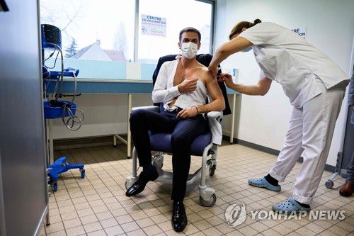 아스트라제네카 코로나19 백신 맞는 프랑스 보건 장관(믈룅 AFP=연합뉴스) 올리비에 베랑 프랑스 보건부 장관이 지난 8일(현지시간) 파리 인근 믈룅의 한 병원에서 아스트라제네카·옥스퍼드대의 신종 코로나바이러스 감염증(코로나19) 백신을 공개적으로 접종받고 있다. 이 백신에 대한 국민 불신 해소를 위해 직접 나선 신경과 의사 출신인 베랑 장관은 "아스트라제네카 백신으로 거의 모든 코로나19 바이러스로부터 보호받을 수 있다"며 백신 접종을 권장했다. sungok@yna.co.kr