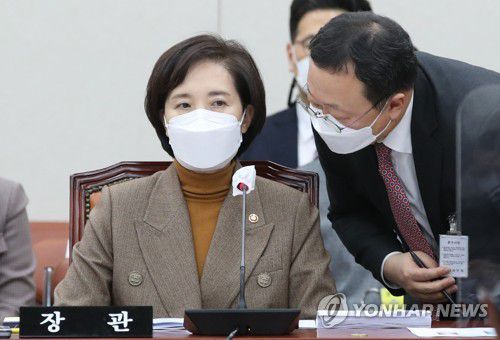 논의하는 유은혜 장관(서울=연합뉴스) 진성철 기자 = 유은혜 부총리 겸 교육부 장관이 19일 국회에서 열린 교육위원회 전체회의에서 관계자와 논의하고 있다.  2021.2.19 zjin@yna.co.kr