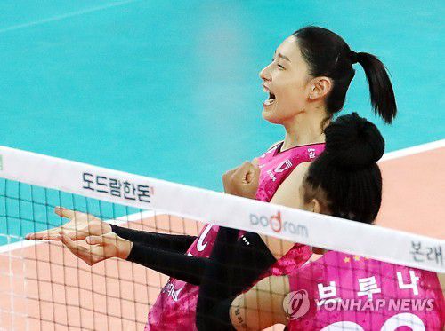 동료 득점 기뻐하는 김연경(인천=연합뉴스) 윤태현 기자 = 19일 인천 계양체육관에서 열린 여자프로배구 흥국생명 핑크스파이더스와 KGC인삼공사 프로배구단의 경기. 1세트 흥국생명 김연경이 동료의 득점에 기뻐하고 있다. 2021.2.19 tomatoyoon@yna.co.kr