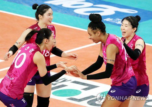 김연경 '브루나 오늘 아주 좋아'(인천=연합뉴스) 윤태현 기자 = 19일 인천 계양체육관에서 열린 여자프로배구 흥국생명 핑크스파이더스와 KGC인삼공사 프로배구단의 경기. 1세트 흥국생명 김연경(왼쪽)이 득점한 동료 브루나를 격려하고 있다. 2021.2.19 tomatoyoon@yna.co.kr