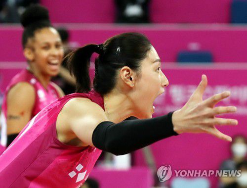 김연경 '블로킹 성공했어'(인천=연합뉴스) 윤태현 기자 = 19일 인천 계양체육관에서 열린 여자프로배구 흥국생명 핑크스파이더스와 KGC인삼공사 프로배구단의 경기. 3세트 흥국생명 김연경이 블로킹에 성공한 뒤 기뻐하고 있다. 2021.2.19 tomatoyoon@yna.co.kr