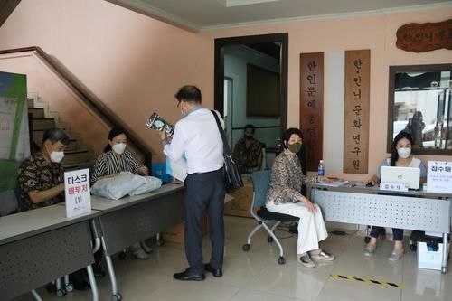 작년 11월 인니 한인회·대사관 마스크 22만장 공동구매 배포[자카르타=연합뉴스]