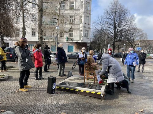 독일 시민단체, 베를린 평화의 소녀상 영구설치 논의 개시 등 촉구(베를린=연합뉴스) 이 율 특파원 = 독일 시민단체 오마스 게겐 레히츠가 19일 베를린 평화의 소녀상 앞에서 집회를 열고, 독일 하나우에서 극우주의자가 벌인 무차별 총기난사 테러에 의한 희생자를 추모하는 한편, 소녀상의 영구설치를 위한 논의개시를 촉구했다. 2021.02.20