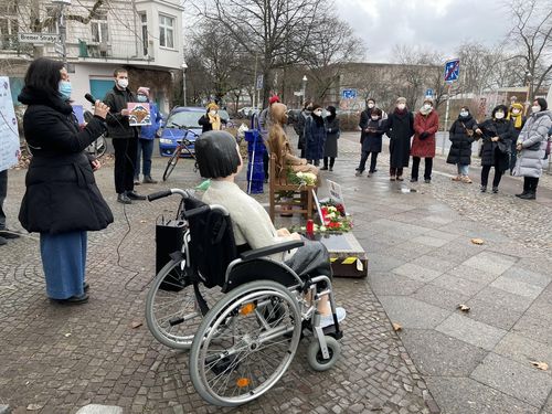 독일 시민단체, 평화의 소녀상 영구설치 논의 개시 등 촉구(베를린=연합뉴스) 이 율 특파원 = 독일 시민단체 오마스 게겐 레히츠가 19일 베를린 평화의 소녀상 앞에서 집회를 열고, 독일 하나우에서 극우주의자가 벌인 무차별 총기난사 테러에 의한 희생자를 추모하는 한편, 소녀상의 영구설치를 위한 논의개시를 촉구했다. 2021.02.20
