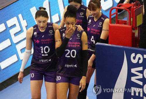 브루나 격려하는 김연경(수원=연합뉴스) 홍기원 기자 = 31일 경기도 수원실내체육관에서 열린 프로배구 V리그 여자부 현대건설 힐스테이트와 흥국생명 핑크스파이더스의 경기. 흥국생명 김연경이 1세트를 마친 후 브루나를 격려하고 있다. 2021.1.31 xanadu@yna.co.kr