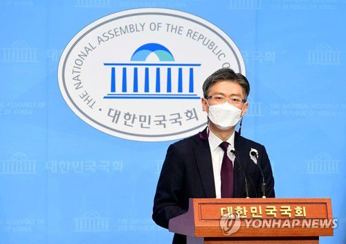 공약 발표하는 시대전환 조정훈 의원서울시장 보궐선거 출마를 선언한 시대전환 조정훈 의원이 지난 2021년 15일 서울 여의도 국회 소통관에서 공약 발표 기자회견을 갖고 있다. [연합뉴스 자료사진]