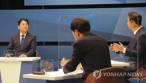 금태섭과 단일화 토론하는 안철수(서울=연합뉴스) 서울시장 재보궐 선거에 출마한 국민의당 안철수 예비후보(왼쪽)가 18일 상암동 채널에이 사옥에서 무소속 금태섭 예비후보(가운데)와 단일화를 위한 토론을 하고 있다. 2021.2.18 [국회사진기자단] toadboy@yna.co.kr