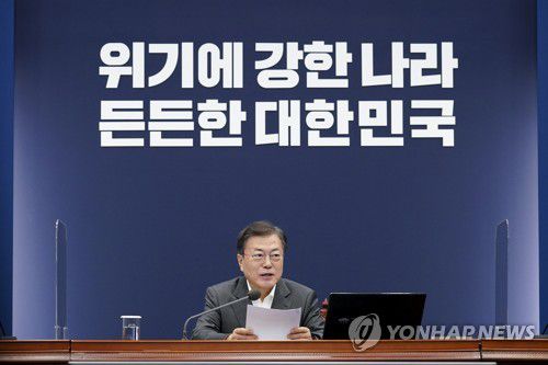 발언하는 문재인 대통령(서울=연합뉴스) 최재구 기자 = 문재인 대통령이 22일 청와대에서 열린 수석·보좌관 회의에서 발언하고 있다.  jjaeck9@yna.co.kr