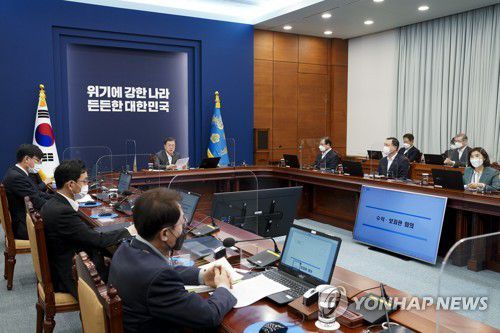 발언하는 문재인 대통령(서울=연합뉴스) 최재구 기자 = 문재인 대통령이 22일 청와대에서 열린 수석·보좌관 회의에서 발언하고 있다. jjaeck9@yna.co.kr