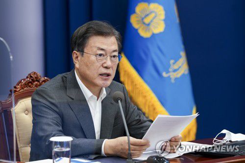 발언하는 문재인 대통령(서울=연합뉴스) 최재구 기자 = 문재인 대통령이 22일 청와대에서 열린 수석·보좌관 회의에서 발언하고 있다. jjaeck9@yna.co.kr