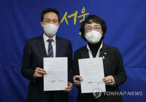 김진애·우상호, 후보 단일화 추진 합의열린민주당 김진애 의원(오른쪽)과 더불어민주당 우상호 의원이 지난달 12일 국회 의원회관 김 의원 사무실에서 만나 각당 최종 후보가 될 경우 단일화 추진에 합의하는 모습. [김진애 의원실 제공. 재판매 및 DB 금지]