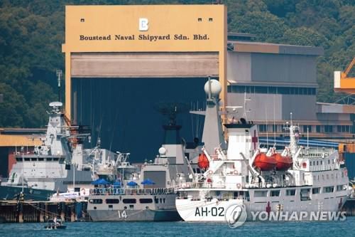 미얀마인 송환을 위해 말레이시아 루무트항에 도착한 미얀마 해군 선박(가운데와 오른쪽). [AFP=연합뉴스]