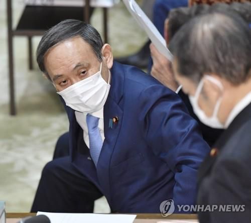 중의원 예산위원회 출석한 스가 총리(도쿄 교도=연합뉴스) 스가 요시히데 일본 총리가 지난 17일 오전 중의원(국회 하원) 예산위원회에 출석해 답변을 준비하고 있다. 2021.2.17 photo@yna.co.kr