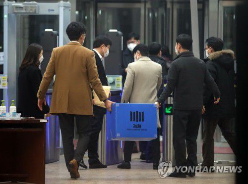 '김학의 출금 사건' 법무부에서 압수품 박스 들고 나오는 검찰[연합뉴스 자료사진]