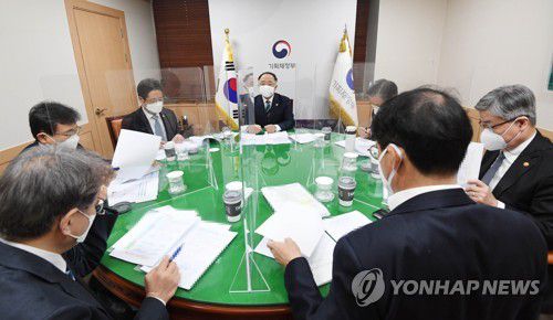 홍남기 부총리, 21년도 추가경정예산 관련 관계장관회의 주재(서울=연합뉴스) 홍남기 부총리 겸 기획재정부 장관(가운데)이 24일 정부서울청사에서 진행된 관계장관회의(녹실회의)에서 21년도 추가경정예산(안) 주요 내용에 대해 협의하고 있다. 
    [기획재정부 제공. 재판매 및 DB 금지] photo@yna.co.kr