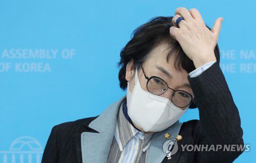 취재진 질문받는 김진애(서울=연합뉴스) 진성철 기자 = 열린민주당 김진애 서울시장 후보가 24일 국회 소통관에서 공약을 발표한 뒤 취재진의 질문을 받고 있다.  2021.2.24 zjin@yna.co.kr