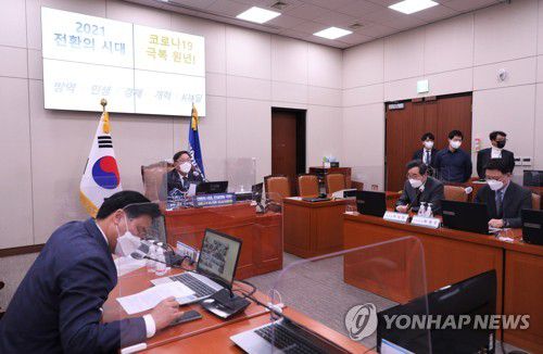 화상 의총 발언하는 김태년(서울=연합뉴스) 진성철 기자 = 더불어민주당 김태년 원내대표가 24일 국회에서 열린 화상 의원총회에서 발언하고 있다.  2021.2.24 zjin@yna.co.kr