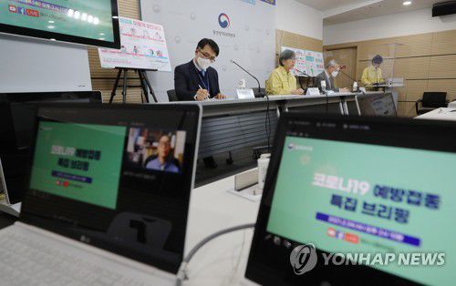 코로나19 예방접종 특집 브리핑(청주=연합뉴스) 천경환 기자 = 정은경 질병관리청장이 24일 오후 충북 청주시 질병관리본부에서 신종 코로나바이러스 감염증(코로나19) 예방접종 특집 브리핑을 하고 있다. 왼쪽부터 최원석 고려대 안산병원 감염내과 교수, 정은경 청장, 김중곤 서울의료원 소아청소년과 교수. 2021.2.24 kw@yna.co.kr