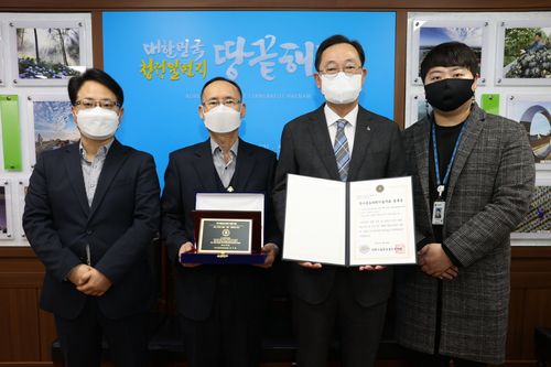 인증서 전달[해남군 제공·재판매 및 DB 금지]