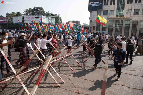 친군부 시위대가 행진하자 군경이 바리케이드를 치우는 모습.2021.2.25[이라와디 캡처. 재판매 및 DB 금지]