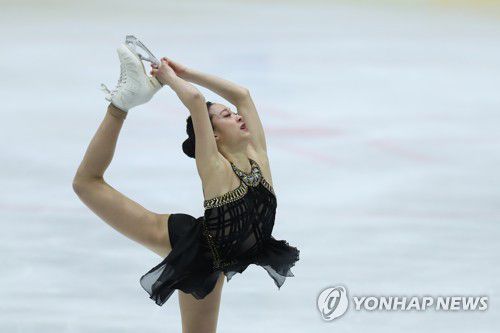 연기 펼치는 유영(의정부=연합뉴스) 임병식 기자 = 25일 의정부실내빙상장에서 열린 제75회 전국남녀 피겨스케이팅 종합선수권대회 여자 시니어 쇼트프로그램에서 수리고등학교 유영이 연기를 펼치고 있다. 2021.2.25 andphotodo@yna.co.kr