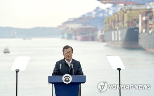 동남권 메가시티 구축 전략 보고, 발언하는 문 대통령(부산=연합뉴스) 최재구 기자 = 문재인 대통령이 25일 부산신항 다목적 부두에 위치한 해양대학교 실습선 선상에서 열린 '동남권 메가시티 구축 전략 보고'에서 발언하고 있다.  jjaeck9@yna.co.kr