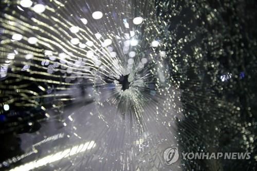 15일 밤 로켓포 공격으로 깨진 이라크 에르빌 국제공항의 유리창
[EPA=연합뉴스 자료사진]