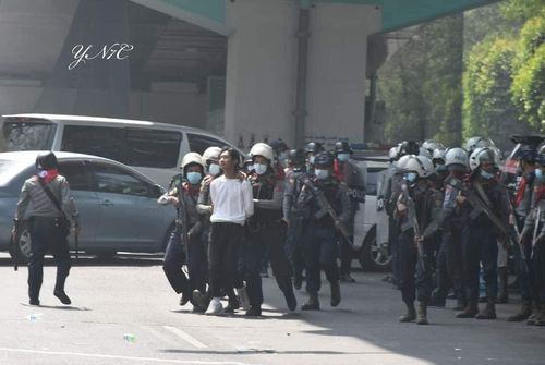 양곤 시내에서 경찰이 시위 참가자를 체포하는 모습. 2021.2.25[트위터 캡처. 재판매 및 DB 금지]