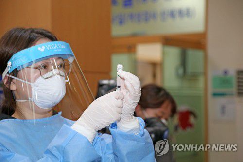 백신 접종 시연(포항=연합뉴스) 손대성 기자 = 지난 25일 경북 포항시 북구보건소에서 보건소 관계자가 26일부터 할 신종 코로나바이러스 감염증(코로나19) 아스트라제네카(AZ) 백신 접종을 시연하고 있다.
    시연에 사용된 것은 실제 백신이 아니다.  sds123@yna.co.kr