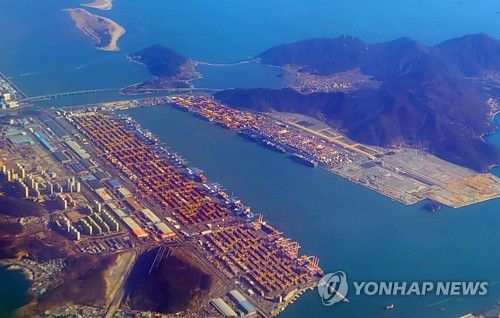 부산 가덕도와 신항(부산=연합뉴스) 조정호 기자 = 신공항 건설이 추진되는 부산 강서구 가덕도와 부산항신항. 사진은 지난 4일 촬영한 모습이다. 2021.2.25 ccho@yna.co.kr
