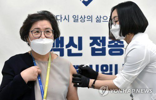 백신 접종받는 요양병원 종사자(수원=연합뉴스) 26일 오후 경기도 수원시 아주대학교 요양병원에서 병원 종사자가 신종 코로나바이러스 감염증(코로나19) 아스트라제네카(AZ) 백신 접종을 받고 있다 2021.2.26 [경기사진공동취재단] xanadu@yna.co.kr