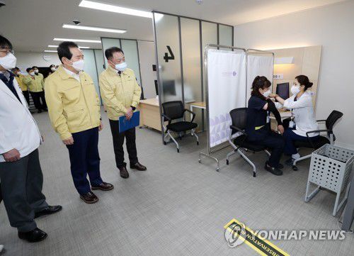 화이자 백신 접종 참관하는 정세균 총리(서울=연합뉴스) 백승렬 기자 = 정세균 국무총리가 27일 오전 서울시 중구 을지로 국립중앙의료원 중앙예방접종센터에서 의료원 관계자가 화이자 백신을 접종받는 모습을 참관하고 있다.  srbaek@yna.co.kr