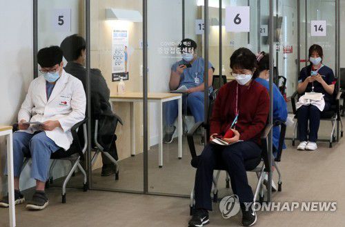 백신 접종 마친 의료 종사자들(서울=연합뉴스) 27일 오전 서울 중구 국립중앙의료원 중앙예방접종센터에서 코로나19 화이자 백신 1차 접종이 시작되면서 주사를 맞은 의료 종사자들이 관찰실에서 대기하고 있다. 2021.2.27 [사진공동취재단] photo@yna.co.kr