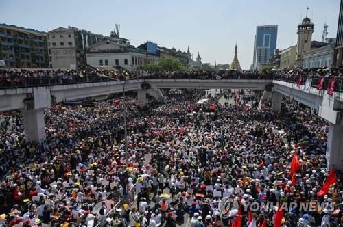 미얀마 양곤 중심가 가득 메운 쿠데타 규탄 시위대
(양곤 AFP=연합뉴스) 미얀마 최대 도시이자 옛 수도인 양곤 중심가에서 17일(현지시간) 도로를 가득 메운 시위대가 군부 쿠데타 규탄 시위를 벌이고 있다. 미얀마 군부가 사흘 연속으로 인터넷을 차단한 가운데 양곤에서는 병력 추가 진입설이 나돌고 있다. 이에 맞서 시위대는 시민들에게 대규모 시위를 촉구하고 나서 양측의 충돌 우려가 고조되고 있다. sungok@yna.co.kr