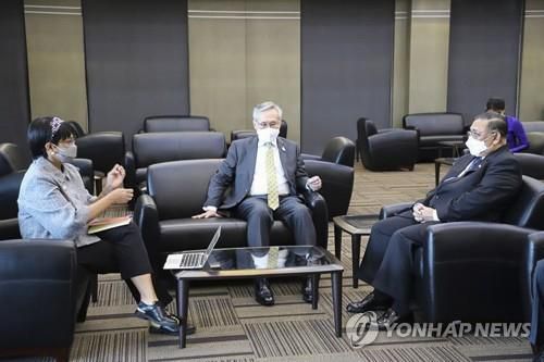 미얀마 군정이 임명한 운나 마웅 르윈 외교장관(오른쪽)이 레트노 마르수디 인도네시아 외교장관(왼쪽) 및 돈 쁘라뭇위나이 태국 외교장관(가운데)과 방콕에서 회담하는 모습. 2021.2.24 
[EPA/인도네시아 외교부 제공=연합뉴스. 재판매 및 DB 금지]