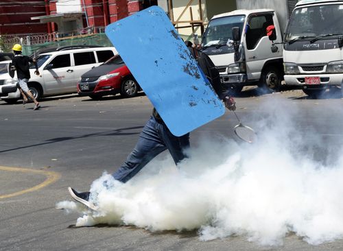 한 손에는 방패, 다른 손에는 배드민턴 채[트위터 @MizzimaNews. 재판매 및 DB 금지]