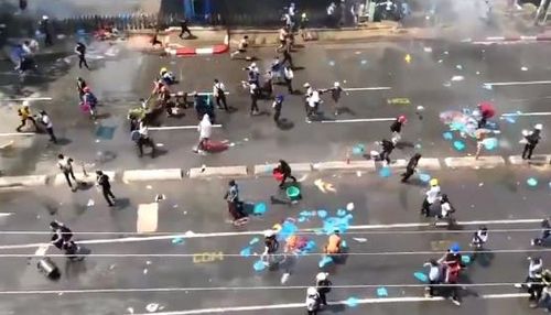 젖은 담요로 날아오는 최루탄 덮는 미얀마 시민들[트위터 @hunxis. 재판매 및 DB 금지]