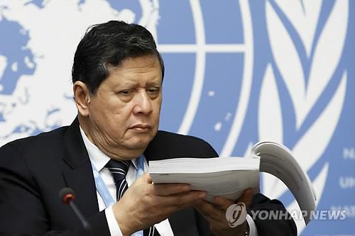 '미얀마 로힝야족 탄압' 유엔 진상 보고서. 2018.9.19    (제네바 EPA=연합뉴스) '미얀마 로힝야족 탄압' 유엔 진상조사단의 마르주키 다루스만 단장이 18일(현지시간) 스위스 제네바 유엔사무국에서 열린 기자회견에서 보고서를 들어보이고 있다. 미얀마군의 로힝야족 학살 문제를 조사한 유엔 진상조사단은 이날 인권이사회에 제출한 최종 보고서에서 미얀마군의 탄압으로 1만 명가량의 로힝야족이 학살됐을 것으로 추정했다.
    lkm@yna.co.kr