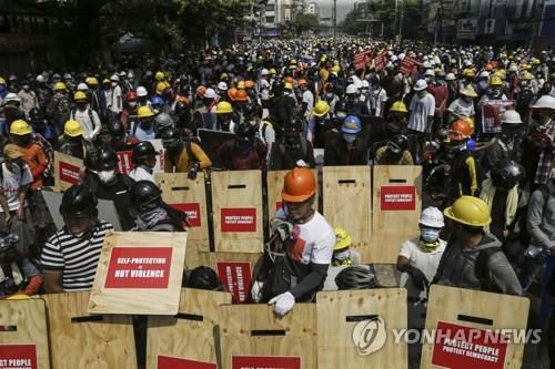 양곤 시내에서 경찰과 대치 중인 쿠데타 규탄 시위대. 2021.3.2[EPA=연합뉴스]