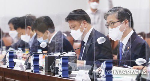 공공기관 간담회에서 발언하는 변창흠 국토부 장관(세종=연합뉴스) 김주형 기자 = 변창흠 국토교통부 장관(오른쪽)이 2일 오후 세종시 정부세종청사에서 열린 '국토부-공공기관 간담회 및 청렴 실천 협약식'을 주재하며 발언하고 있다.  kjhpress@yna.co.kr