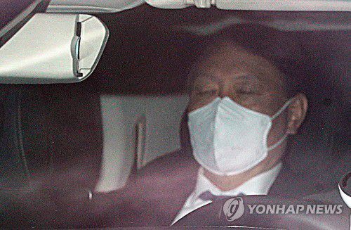 출근하는 윤석열 검찰총장(서울=연합뉴스) 박동주 기자 = 윤석열 검찰총장이 2일 오전 서울 서초구 대검찰청으로 출근하고 있다. 2021.3.2 pdj6635@yna.co.kr