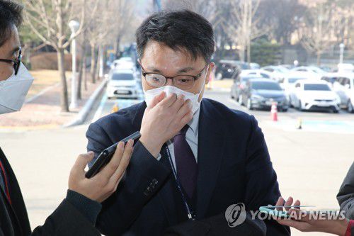 취재진 질문에 답하는 김진욱 공수처장(과천=연합뉴스) 황광모 기자 = 김진욱 고위공직자범죄수사처 처장이 이 3일 오전 경기도 과천 정부과천청사 내 사무실로 출근하다 취재진과 만나 인터뷰 하고 있다. 2021.3.3 hkmpooh@yna.co.kr