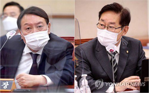 박범계 신임 법무부 장관 내정자와 윤석열 검찰총장(서울=연합뉴스) 문재인 대통령이 30일 오후 신임 법무부 장관에 더불어민주당 박범계 의원(오른쪽)을 내정했다. 판사 출신인 박 의원은 '검찰개혁' 강한 소신이 있는 것으로 알려져 있다. 박 의원은 윤석열 검찰총장과 사법연수원 동기 사이다. 
    사진은 지난 10월 22일 국회에서 열린 대검찰청 국정감사에서 질의와 답변을 하는 윤석열 검찰총장(왼쪽)과 박범계 의원. 2020.10.22 [연합뉴스 자료사진] hkmpooh@yna.co.kr