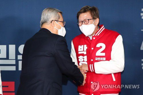 밝게 웃는 박형준 부산시장 후보(서울=연합뉴스) 안정원 기자 = 4일 오전 서울 여의도 국민의힘 중앙당사에서 열린 4.7 보궐선거 서울·부산시장 후보 경선 결과 발표회에서 부산시장 후보로 선출된 박형준 전 의원이 김종인 비상대책위원장과 인사하고 있다. 2021.3.4 jeong@yna.co.kr